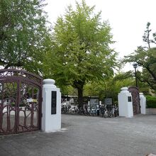 都営大江戸線両国駅から徒歩３～５分で正門に到着