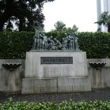 戦後設立当時の群像を模して再建されました
