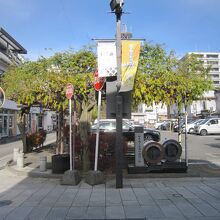 １．松本商工会議所発祥の地碑全景、後ろは駐車場