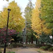 大きなオブジェがある公園