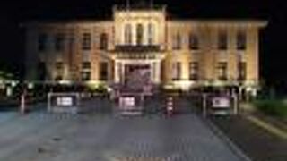 甲府駅前の通り建つ立派な建物