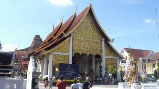 迫力ある巨大な仏塔