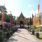 チェンマイで最高格式の寺院　仏塔も仏像も金色