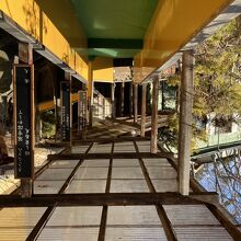 移動するのに使う廊下と階段