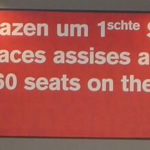 ルクセンブルク語？、フランス語、英語で書かれた標示