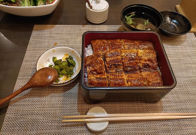 うな重が看板メニューですが、それ以外に刺身などのメニューも幅広く取り揃えています。