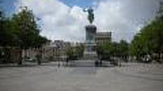 市庁舎前のギョーム広場にある元大公の像