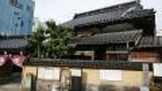 犀川大橋のたもとに