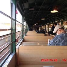 車内はウッディーな座席です