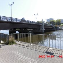 昼間の幣舞(ぬさまい)橋と釧路川 