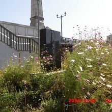 幣舞(ぬさまい)橋の袂に
