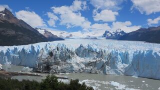 整備された遊歩道から目の前に広がる大迫力の氷河を眺められます。夏でもけっこう寒いです。