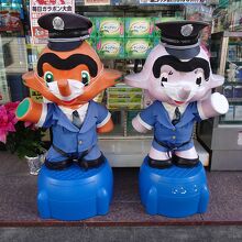 薬局のサトちゃんたちも両さん仕様