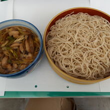 冷たい鴨南ざる1200円の中盛り（150円増し）