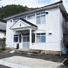 洒落た白い洋風建築です