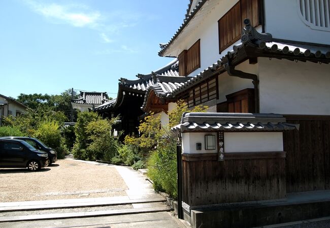 興正寺別院と並ぶ寺院