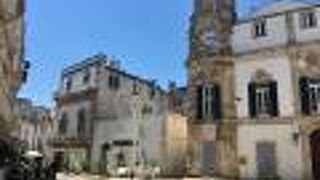 町の中心広場にある時計塔