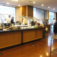 食事会場。明るくてきれい。