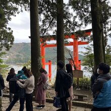 鳥居の前は、記念写真を撮る人で長蛇の列