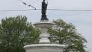 噴水は白いカララ大理石で・・・