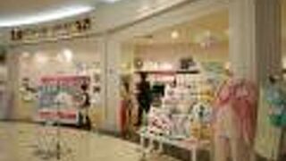 カフェやグッズショップなど。