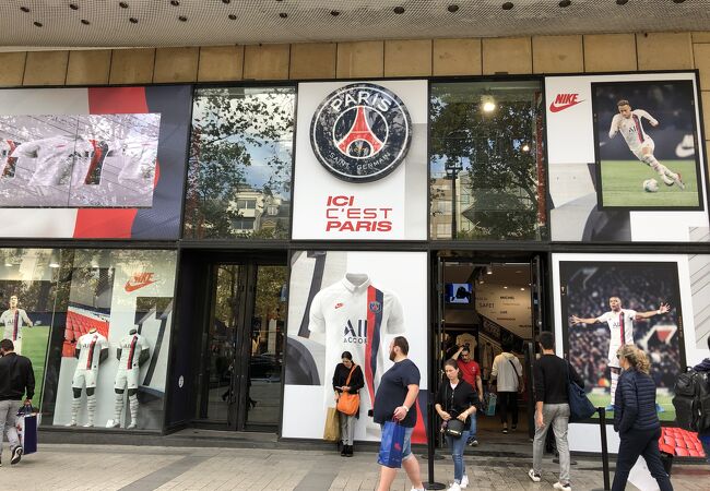 サッカーファン必見！シャンゼリゼ通りのパリ・サンジェルマンオフィシャルショップ！