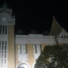 夜の公会堂の様子