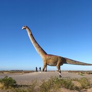 トレレウ空港前にぽつんとある大きな恐竜の像