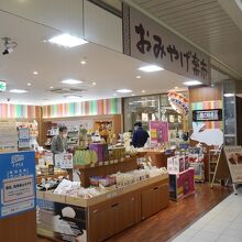 通路から見た店内。