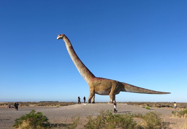 世界最大の恐竜の像 (パタゴティタン レプリカ)