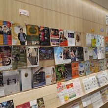 いろいろなイベントのポスターが並ぶ。