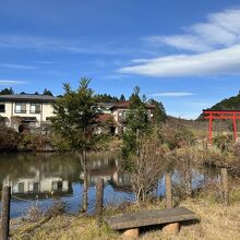 池の周囲は公園のようになっている