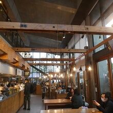 室内にもテーブルはありました