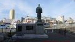 釧路川沿いの港文館の傍にあります