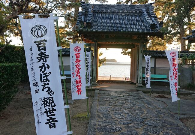 門がまるで海の額縁のようでした