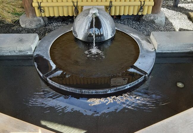 JRかみのやま温泉駅から上山城一帯に数多い足湯の一つ。これは前川に架かる眉川橋そばにあります