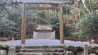 タクシー・プールの後ろ。目立たない神社です。