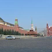 周囲をクレムリン・ロシア国立歴史博物館・カザンの聖母聖堂・グム百貨店・聖ワシリイ大聖堂に囲まれた美しい「赤の広場」は必見！