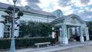 レトロな雰囲気の駅舎が印象的