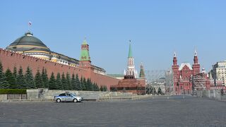 周囲をクレムリン・ロシア国立歴史博物館・カザンの聖母聖堂・グム百貨店・聖ワシリイ大聖堂に囲まれた美しい「赤の広場」は必見！