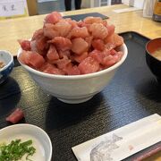 清水魚市場・まぐろ館の2階にある食堂！まぐろいっぱい丼をいただく