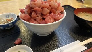 清水魚市場・まぐろ館の2階にある食堂！まぐろいっぱい丼をいただく