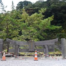 倒壊し一の鳥居