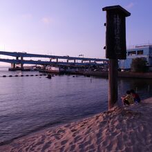 箱崎浜から見る夕陽