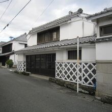 ３．前側玄関側からのなまこ壁の家