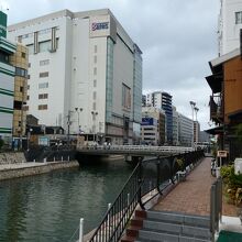 川端ぜんざい広場から博多川へ下りる階段