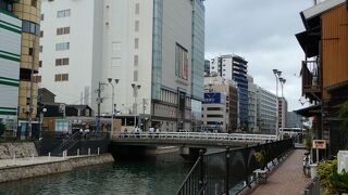 川縁に遊歩道が整備されています