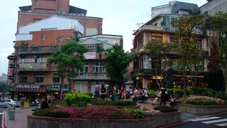 公園の中に変わった形の銅像