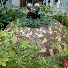 クリスタルの泉に潜むフロッグ、台湾の洪易氏の作品｢福蛙｣