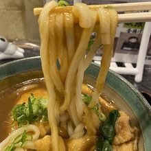 巾着を破ってうどんを頂きます。熱々なので注意。